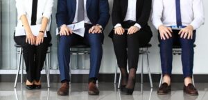 وضعیت قرارگیری بدن (Posture): چگونه در جلسات با اعتماد به نفس بنشینیم و بایستیم؟